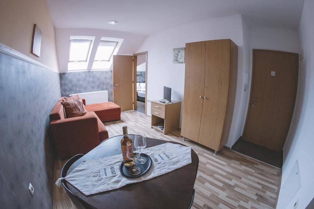 Central Apartman Шопрон Экстерьер фото